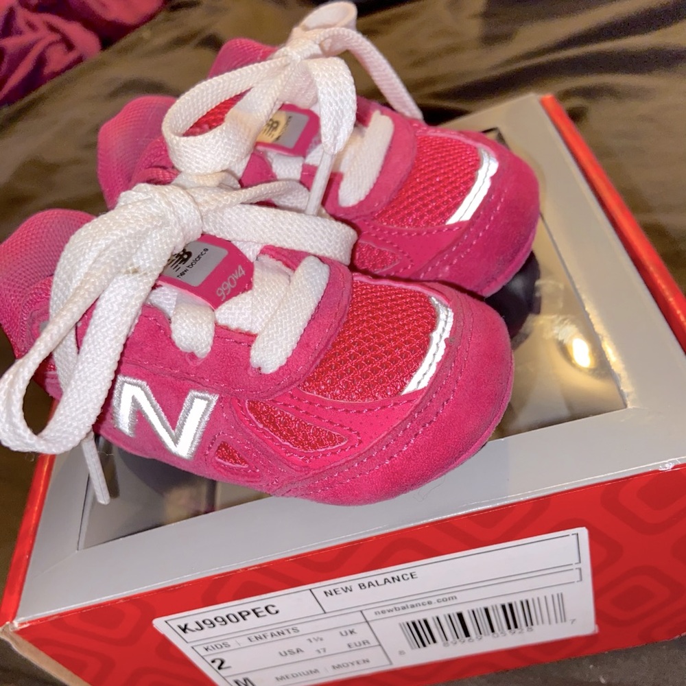 Infant girls new balance 990 v4 (Susan g komen)